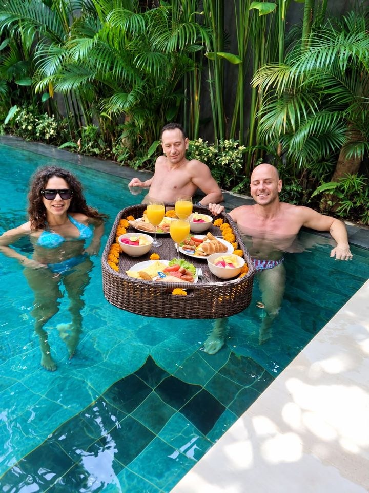 Guests enjoying a floating breakfast in a villa pool in Bali, made by private chef Muna