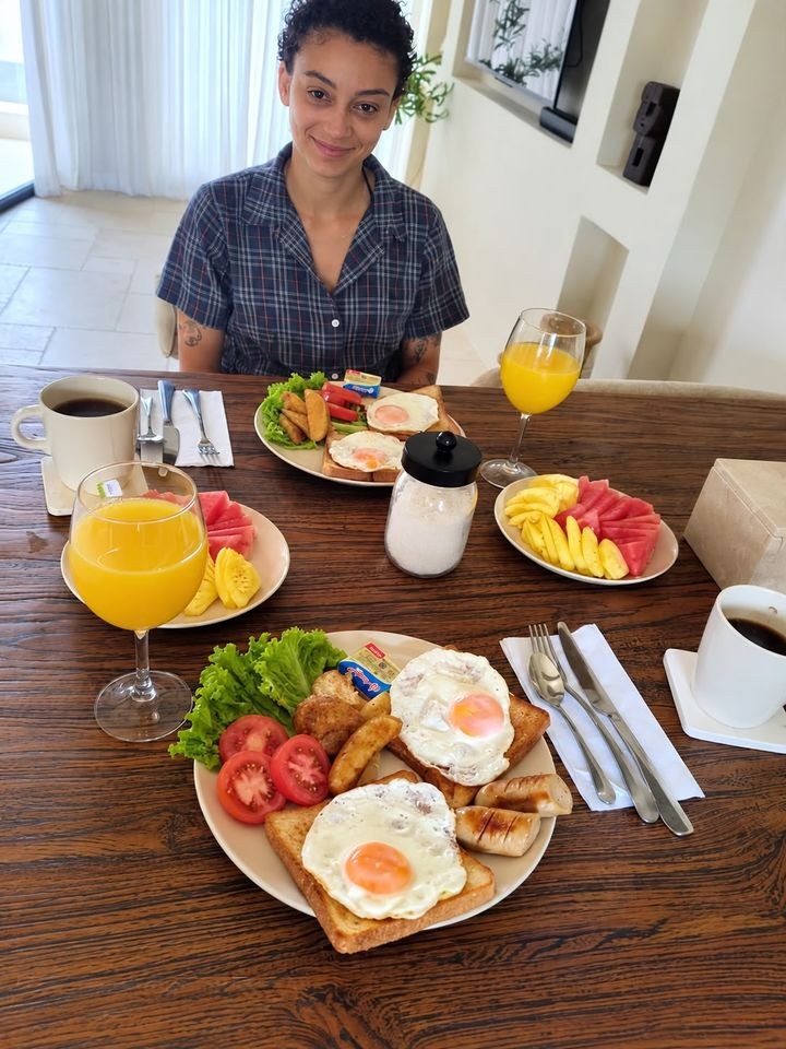 Happy guest with a fresh villa breakfast cooked by private chef Muna in Bali
